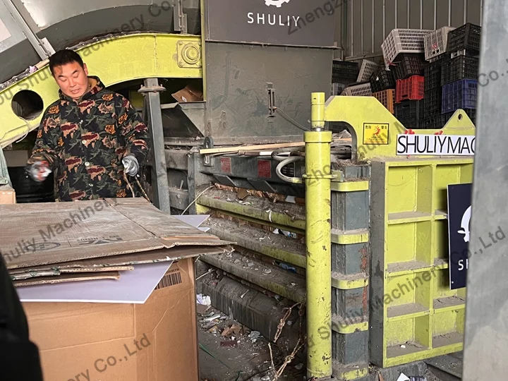 Auto tie horizontal hydraulic baler for cardboard recycling
